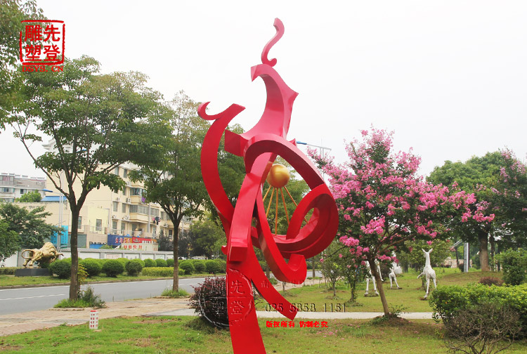 红色雕塑凤凰1.jpg