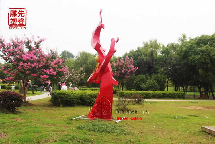 红色雕塑凤凰2.jpg