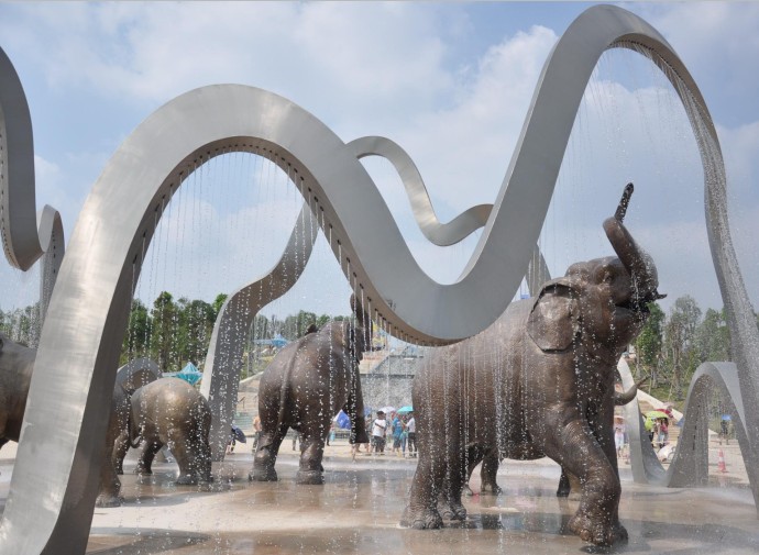 南京雕塑厂家告诉大家园林景观中水景雕塑的应用意义！