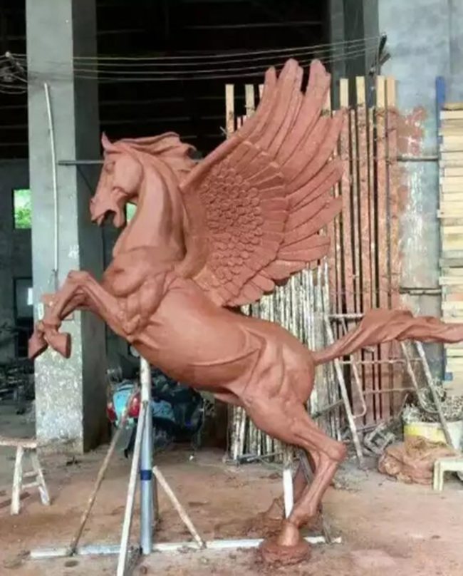 不锈钢雕塑《以梦为马》