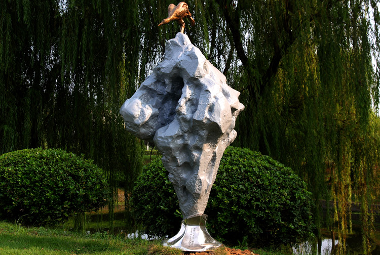 雕塑《对话》致敬艺术“鬼才”八大山人朱耷的名画雕塑